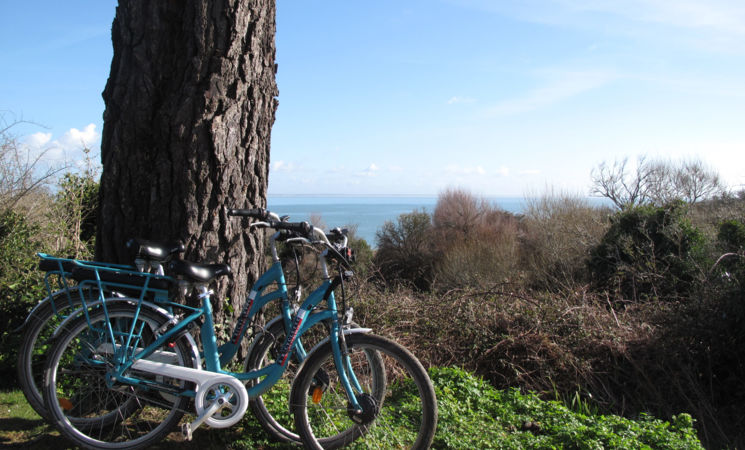 Avec le jeu de piste Les passagers du Temps, découvrez à vélo l'île de Groix, proche Lorient Bretagne Sud (Morbihan, 56)