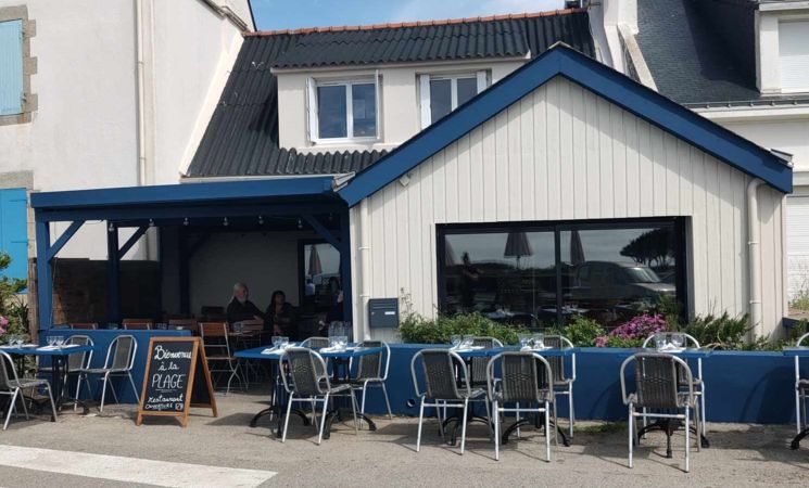 Bar, Brasserie La Plage face au port de Locmaria à l'île de Groix (Morbihan, 56)