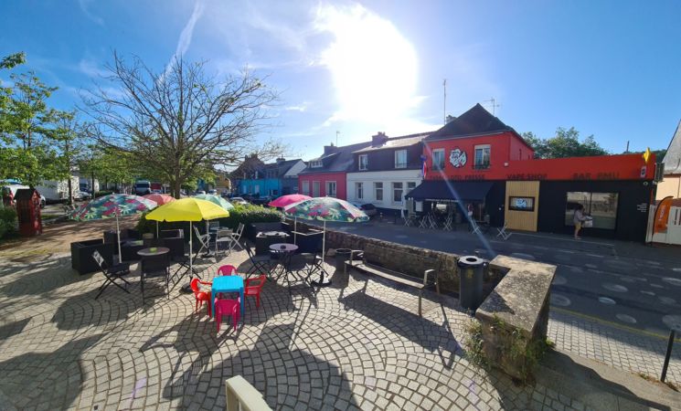 Boire un verre en terrasse au soleil au bar Le Cheval de la Vape à Inzinzac-Lochrist (Morbihan, 56)