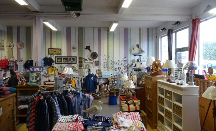 Boutique LG Factory au port de pêche Kéroman de Lorient, grand choix de vêtements marins, Lorient Bretagne Sud (Morbihan, 56)