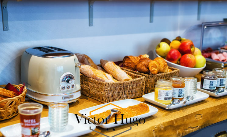 Buffet du petit-déjeuner composé de produits locaux à l’hôtel 2 étoiles Le Victor Hugo à Lorient Bretagne Sud (Morbihan, 56)
