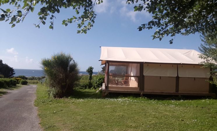 Bungalow toilé tout confort, situé dans un camping familial des sables rouges avec accès direct à la plage, ile de Groix, Port Coustic (Morbihan, 56)