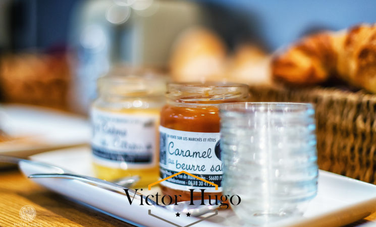 Caramel au beurre salé de producteurs locaux servi à l’hôtel 2 étoiles Le Victor Hugo à Lorient Bretagne Sud (Morbihan, 56)