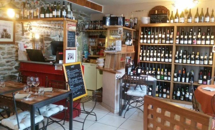 Cave à vins composée majoritairement de vins bios, en biodynamie ou natures au restaurant Le Cinquante sur l’ile de Groix, Lorient, Bretagne Sud (Morbihan, 56)