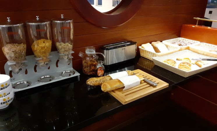 Céréales et pain frais pour le petit déjeuner de l'Hôtel Le Kéroman 2 étoiles à Lorient Bretagne Sud (Morbihan, 56)