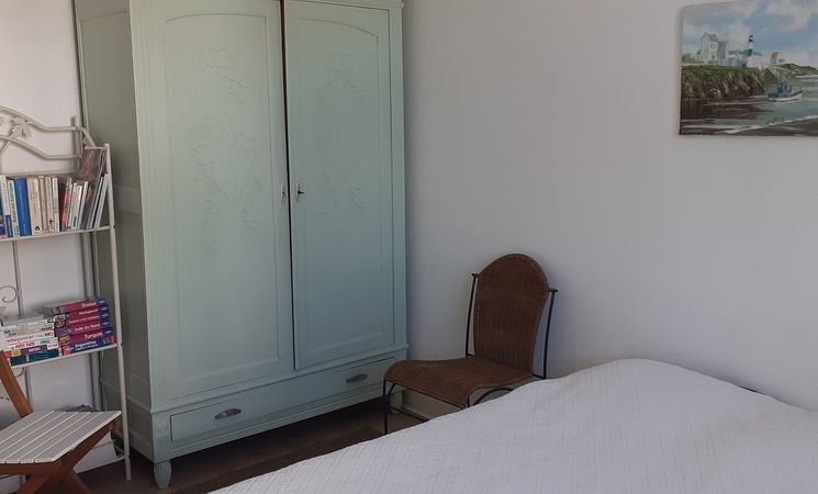 chambre-c-t-armoire-17957
