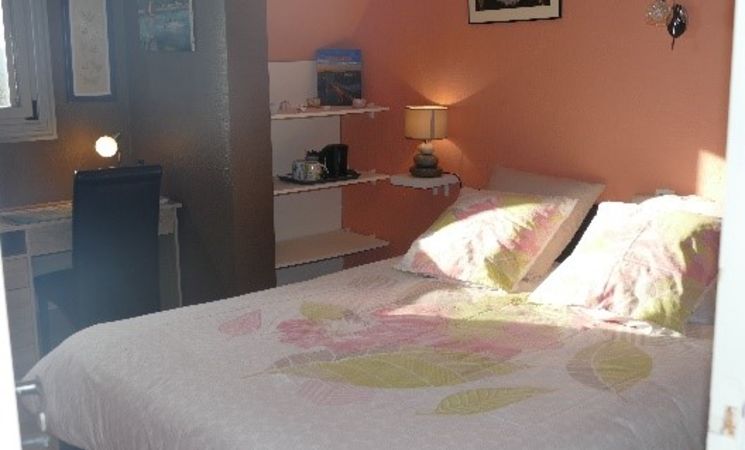 Chambre camélia rose confortable et lumineuse à l’étage, à Quéven, dans la vallée du Scorff, près de Lorient en Bretagne Sud (Morbihan 56)