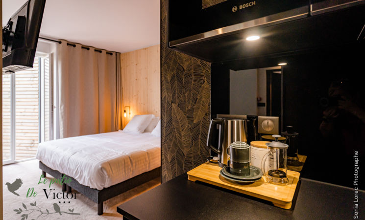 Chambre double avec sa mini cuisine et son plateau de courtoisie de l’hôtel 3 étoiles écolabellisé Le Patio de Victor à Lorient Bretagne Sud (Morbihan, 56)