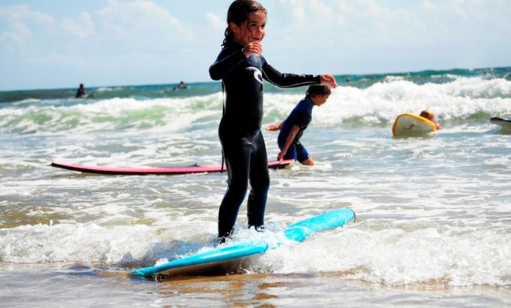 Cours de surf dès 6 ans à l'Ecole de Surf de Bretagne de Fort-Bloqué à Guidel, proche Lorient (Morbihan, 56)