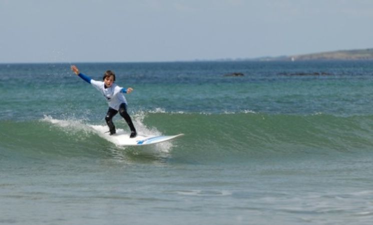 Cours de surf enfant à l'Ecole de Surf deBretagne de Fort-Bloqué à Guidel, proche Lorient (Morbihan, 56)