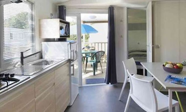 Cuisine aménagée d'un mobil-home en location au camping Vvf Larmor-Plage (Morbihan, 56)