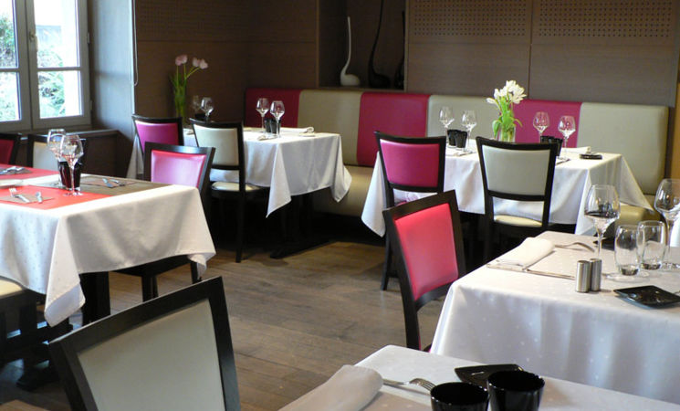 De belles tables dressées avec nappage au restaurant Au Jardin des Sens, à deux pas du centre-ville d'Hennebont, près de Lorient (Morbihan, 56) Bretagne Sud