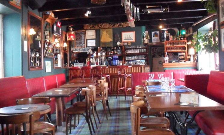 Décoration chaleureuse, type pub irlandais au café pub la Jetée à Port Tudy, île de Groix (Morbihan, 56)