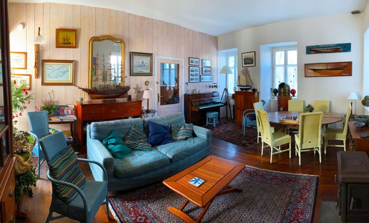 Décoration marine dans le grand espace salon confortable de cette maison d’hôtes, La Grek, ile de groix, Bretagne sud (Morbihan, 56)