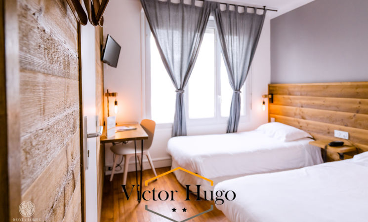 Décoration soignée pour cette chambre twin de l’hôtel 2 étoiles Le Victor Hugo à Lorient Bretagne Sud (Morbihan, 56)