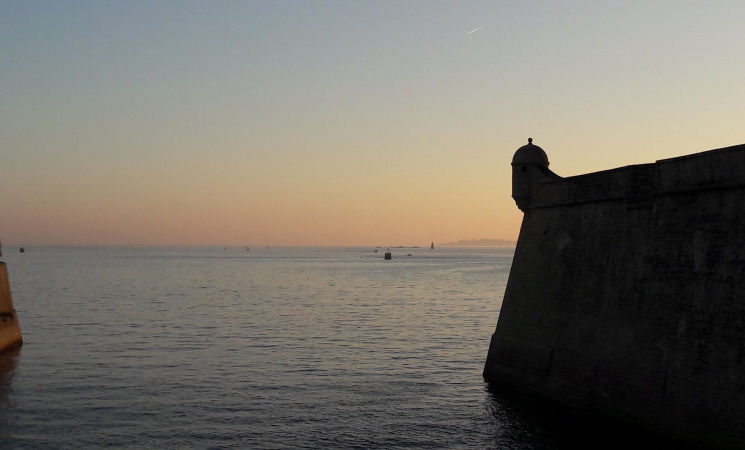 Découvrez la Citadelle avec votre guide spécialiste de l'histoire maritime, Soazig Le Hénanff, à Port-Louis, proche Lorient Bretagne Sud (Morbihan, 56)
