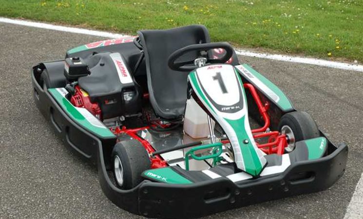 Découvrez les sensations du pilotage au volant d'un kart au Kart Center de Pluméliau, proche Lorient Bretagne Sud (Morbihan, 56)