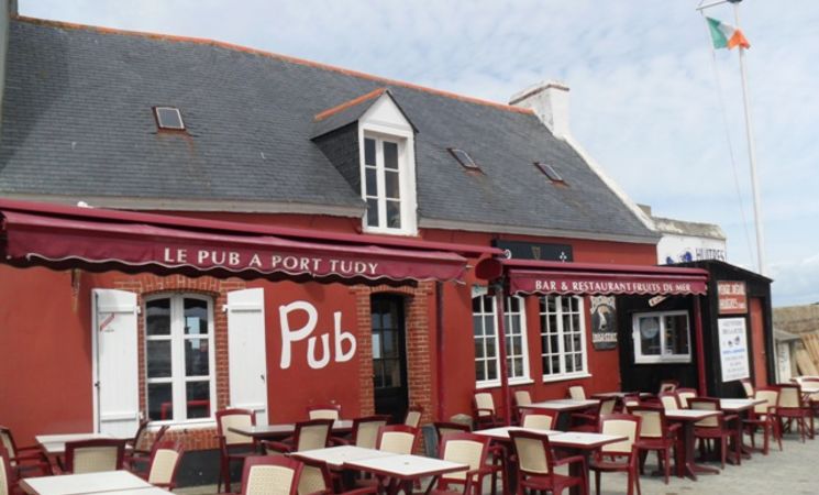Dégustation d’ormeaux et huîtres au restaurant la Jetée à Port Tudy, île de Groix, Lorient Bretagne sud (Morbihan, 56)