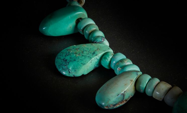Des bijoux retrouvés dans les tumulus à voir au Musée de Préhistoire de Carnac, proche Lorient Bretagne Sud (Morbihan, 56)