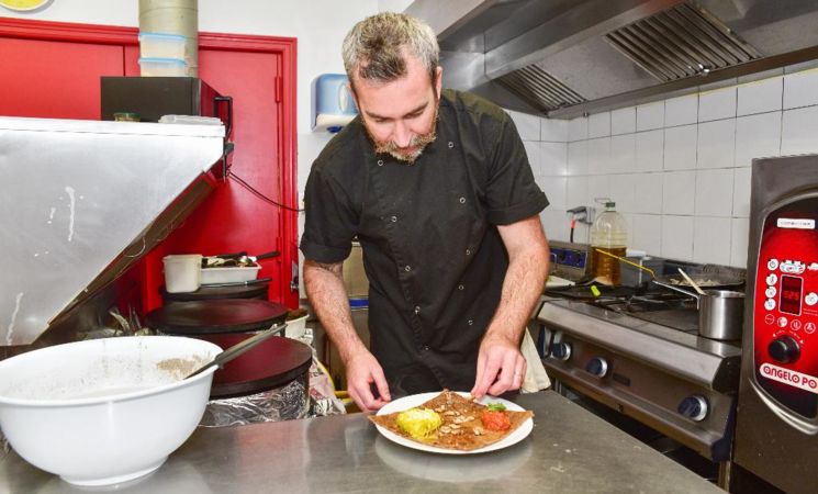 En cuisine, le Chef de la Crêperie-Restaurant Ar Vadelen à Buby, proche Lorient Bretagne Sud (Morbihan, 56)