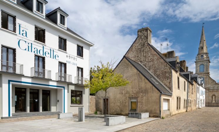 En plein centre, l'Hôtel-Restaurant de la Citadelle, 3 étoiles, à Port-Louis, proche Lorient Bretagne Sud (Morbihan, 56)