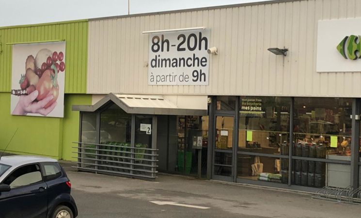 Entrée du Carrefour Contact de Groix, Lorient Bretagne Sud (Morbihan, 56)