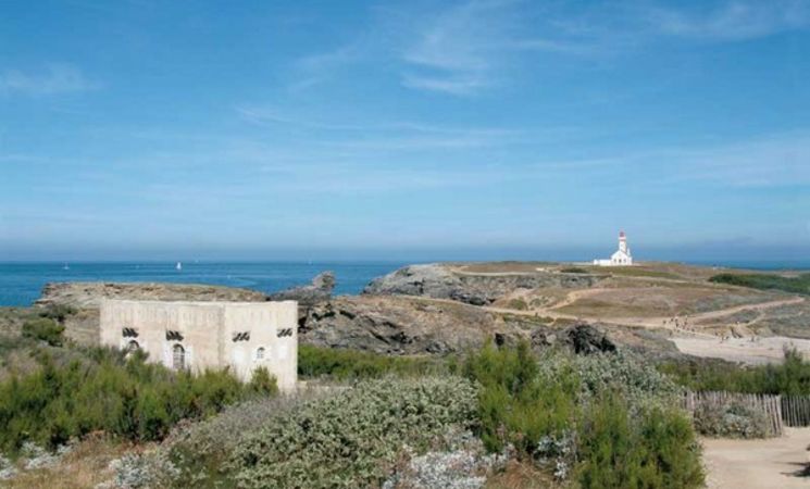 Excursion en car, visite du musée de Sarah Bernhardt et la maison du littoral à la pointe des poulains avec les Cars Bleus à Belle-Ile-en-Mer, proche Lorient Bretagne Sud (Morbihan, 56)