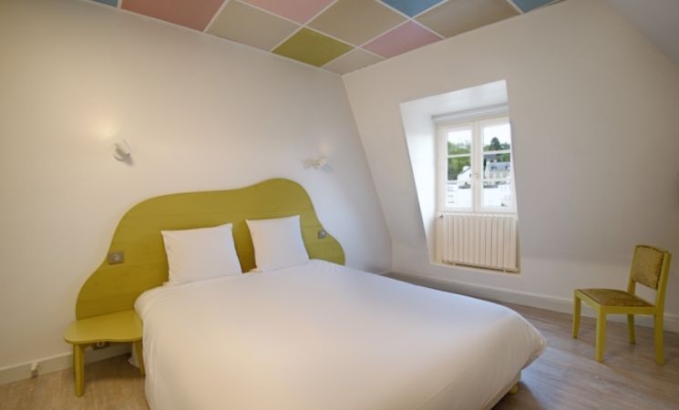 Hôtel-Bar le Brizeux à Quimperlé, proche de Lorient et au coeur de la vieille ville, chambre lumineuse et colorée avec vues sur la rivière (Morbihan,56)