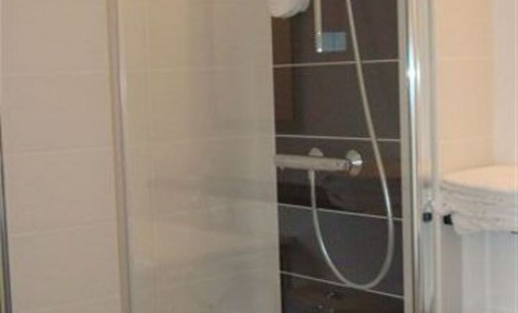 Hôtel Brithôtel Le Kerotel***, salle de bain privative avec douche ou baignoire, sèche-cheveux proche centre ville à Lorient, (Morbihan, 56)