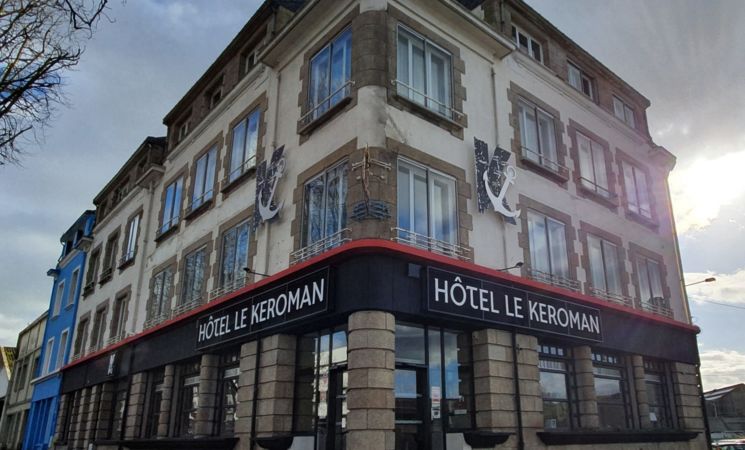 Idéalement situé entre le port de pêche et LA BASE, l'Hôtel Le Kéroman 2 étoiles à Lorient Bretagne Sud (Morbihan, 56)