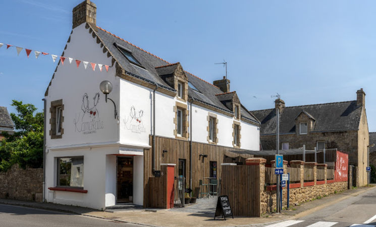 Kama'Rade, Etablissement dans le bourg de Plouhinec avec terrasse ensoleillée et façade renovée en bois (Morbihan, 56)