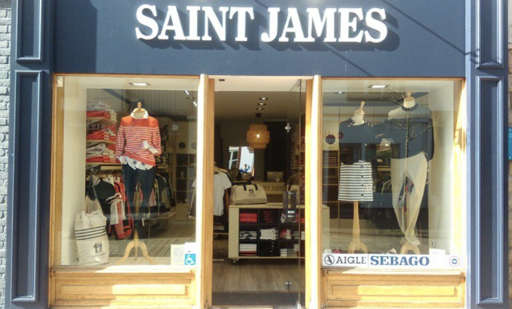 La devanture en plein centre-ville du magasin de prêt-à-porter Saint James Lorient, Bretagne Sud (Morbihan, 56)