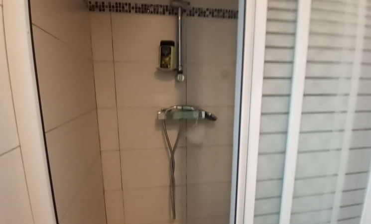 La douche de la chambre de cette maison d'hôtes pour 2 personnes à Port-Louis, proche Lorient Bretagne Sud (Morbihan, 56)