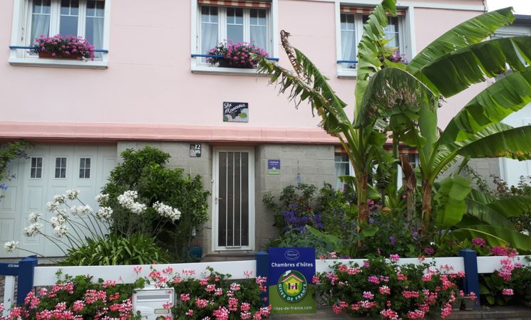 La façade soignée de la maison d'hôte pour 4 personnes La Masana, 3 épis aux gîtes de France à Lorient, Bretagne Sud (Morbihan, 56)