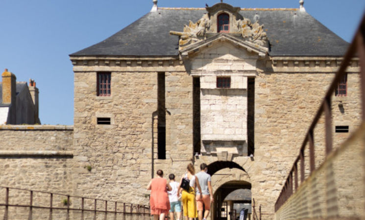 La porte monumentale de la Citadelle qui abrite le Musée National de la Marine à Port-Louis (Morbihan, 56)