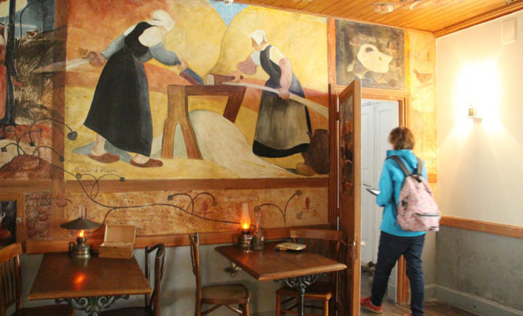 La salle à manger de la Buvette de la plage de la Maison-Musée Gauguin à Clohars-Carnoet, proche Lorient Bretagne Sud (Finistère, 29)