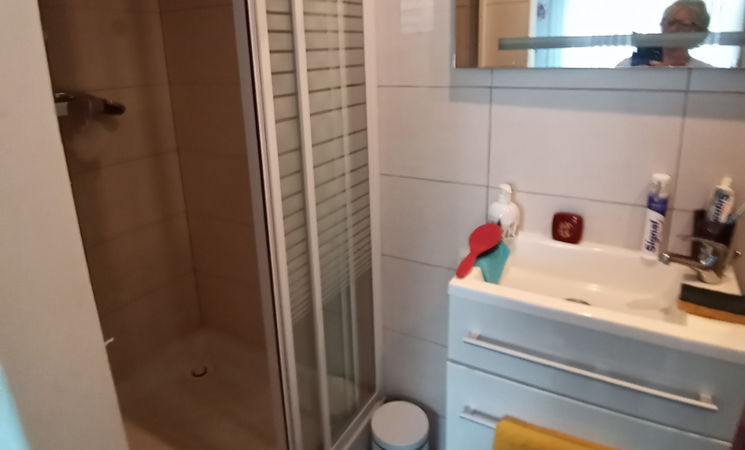 La salle de douche de la chambre de cette maison d'hôtes pour 2 personnes à Port-Louis, proche Lorient Bretagne Sud (Morbihan, 56)