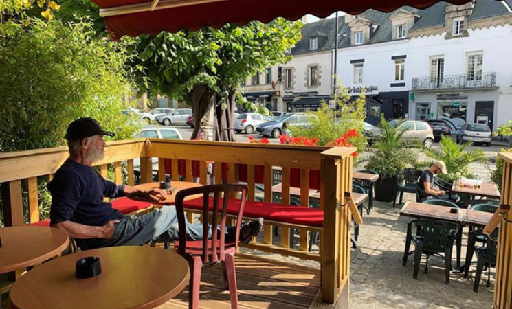 La terrasse ensoleillée du bar Entract-Bar à Hennebont, proche Lorient Bretagne Sud (Morbihan, 56)