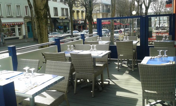 La terrasse ensoleillée le midi du Restaurant Entre Terre et Mer au centre-ville de Lorient Bretagne Sud (Morbihan, 56)