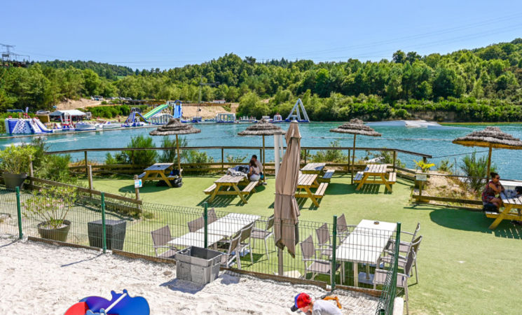 La terrasse et l'espace jeux enfant avec sa vue sur le plan d'eau du West Park de Inzinzac Lochrist à 25 min. de Lorient, Bretagne Sud (Morbihan, 56)