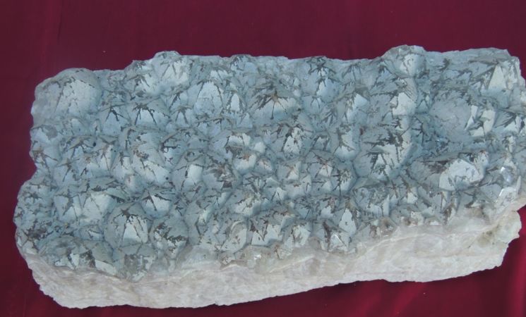 Laissez vous surprendre par cette pierre de la collection de minéraux du club de minéralogie et de paléontologie du Pays d'Hennebont, près de Lorient (Morbihan, 56), Bretagne Sud