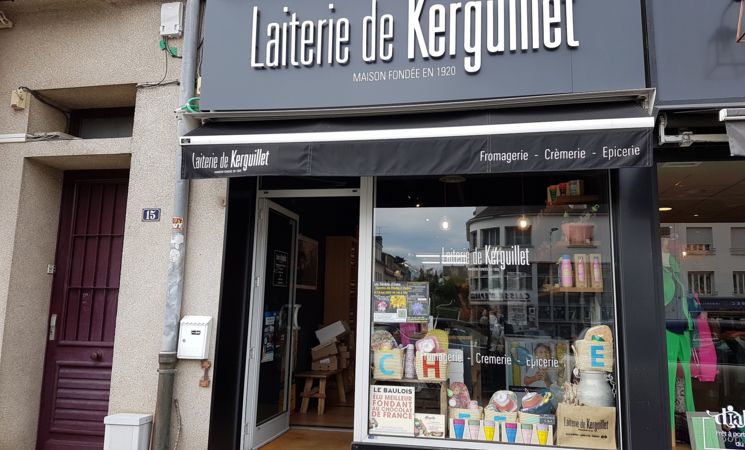 Laiterie de Kerguillet en plein centre ville d'Hennebont face au puits ferré (Morbihan, 56)