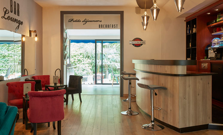 Le bar lounge qui donne sur la terrasse du The Original Hôtel Les Océanes, 2 étoiles, à Lorient Bretagne Sud (Morbihan, 56)