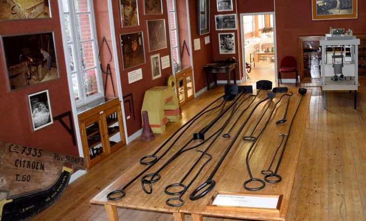 Le musée des Forges à Lochrist, tout près d'Hennebont, une découverte de la vie des ouvriers métallurgistes des forges à travers leurs outils, des photographies, reportages, à proximité de Lorient (Morbihan, 56) en Bretagne Sud.