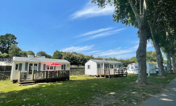 Les mobil-homes du camping d'Hennebont à la location, à deux pas du centre ville d'Hennebont, proche de Lorient (Morbihan, 56) Bretagne Sud.