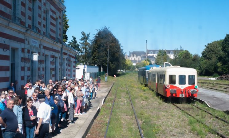 Les usagers en gare de Pontivy attendent le Napoléon Express, proche Lorient Bretagne Sud (Morbihan, 56)