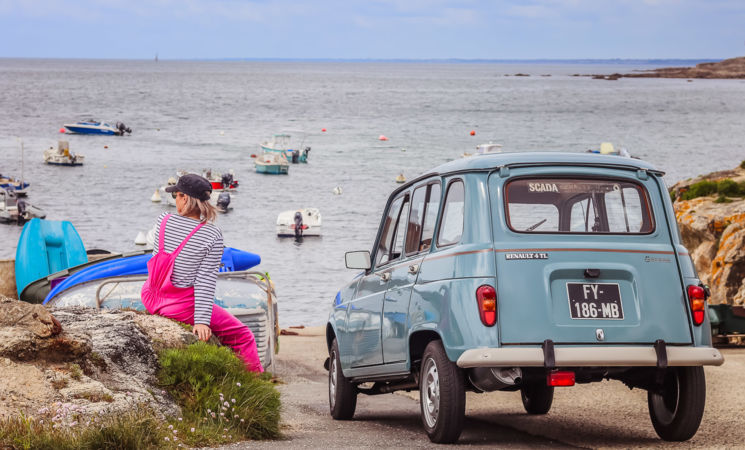 Louer une voiture Renault 4L pour vos vancances en bord de mer avec les Bolides de Tata Lorient (Morbihan, 56)