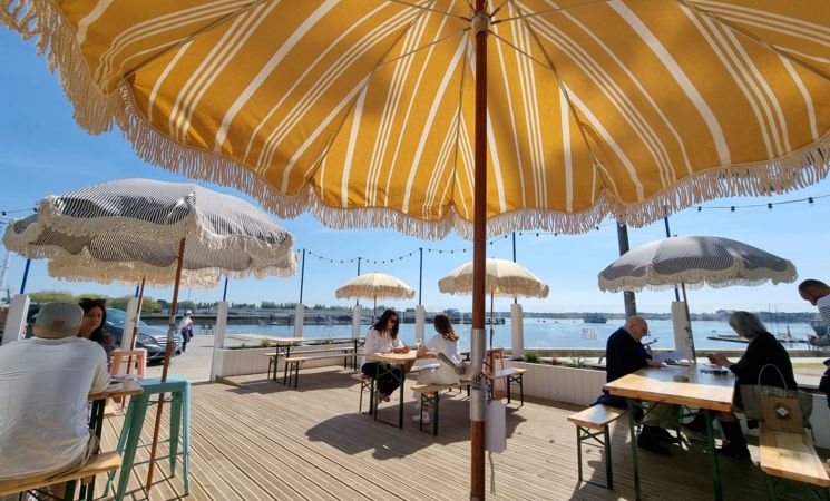 Magnifique terrasse ensoleillée vue sur la Rade de Lorient au Bar Restaurant le Club Bulot (Morbihan, 56)