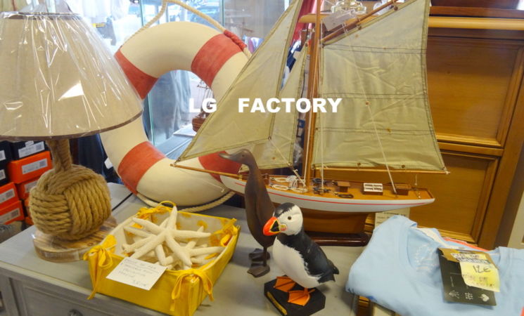 Maquettes de bateaux, lampes, oiseaux sur pied en bois à la boutique LG Factory au port de pêche Keroman, Lorient Bretagne Sud (Morbihan, 56)