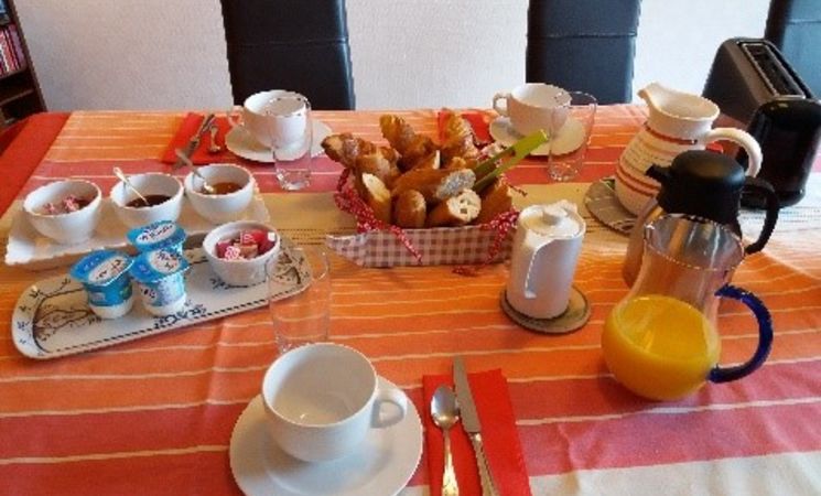 Petit-déjeuner copieux avec viennoiseries, café, chocolat, produits laitiers, confiture maison préparé par Mme Allain, à Quéven, dans la vallée du Scorff, près de Lorient en Bretagne Sud (Morbihan 56)